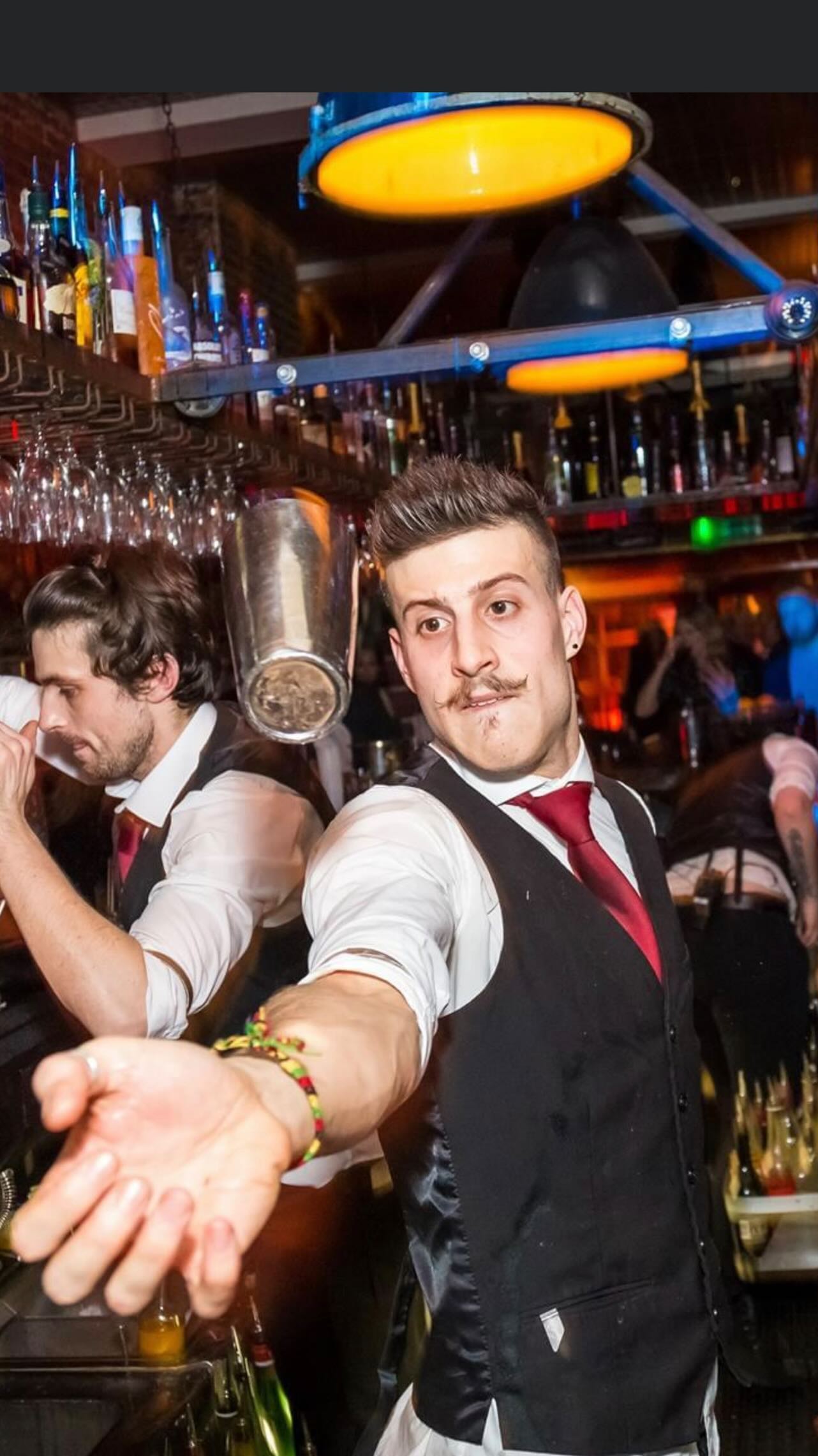 “CHOCOLATE ORANGE”
Per le vostre cene oggi il nostro barman,con i suoi due anni di esperienza nei migliori locali di Amsterdam,vi propone questo cocktail direttamente dall Olanda “chocolate orange”: un after-dinner a base di advocat(liquore al tuorlo d uovo)/cointreau/white chocolate liquour/succo d arancia fresco.
CIN CIN 🍸😋
~
~
~
#chocolateorange #barmanlife #bartenderlove #bartenderlifestyle #barmanshow #flairbartending #flairbartender #flairbartenders #cointreau #advocat #timeforadrink #drinkspecials #foodpairing #privatebartender