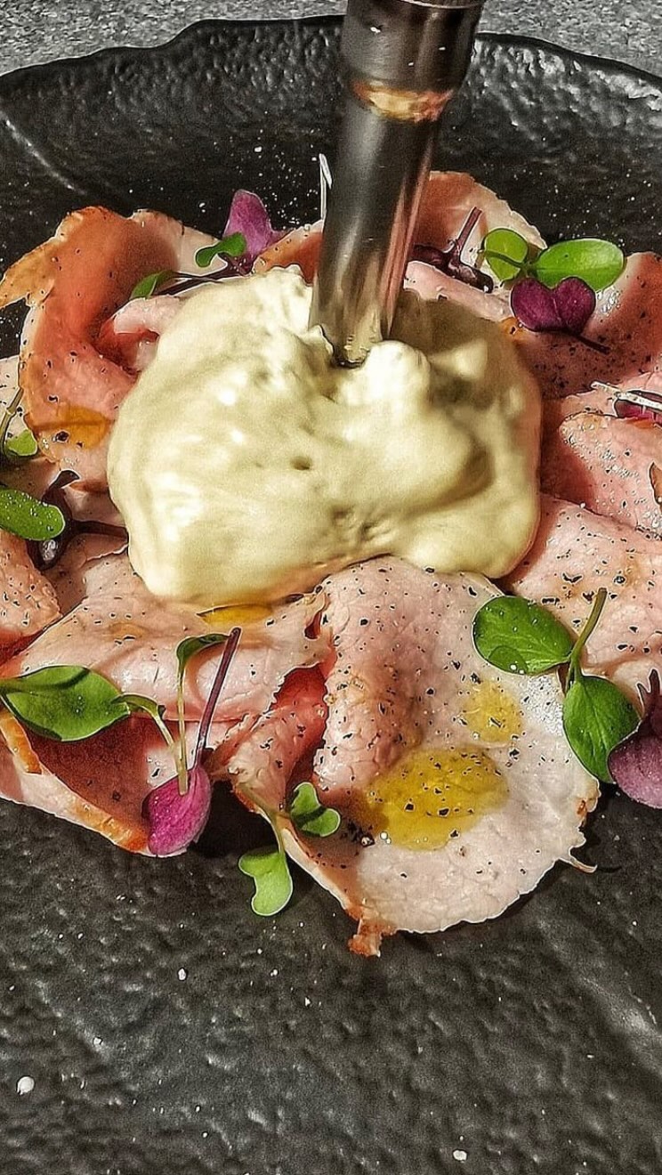 “VITELLO TONNATO 2.0”
Uno dei cavalli di battaglia dei nostri chef,un vitello tonnato in chiave moderna con gli stessi ingredienti e sapori del classico vitello tonnato,ma molto più leggero,soft.
Abbiamo un magatello di vitello cotto a bassa temperatura 56 gradi x 4 ore,abbattuto e fatto riposare per almeno 12 ore in frigorifero,successivamente scottato in padella,affettato e servito con una spuma tonnata al sifone,sale maldon,pepe,un giro d olio evo e a completare una polvere di capperi.
Buon appetito 😋
~
~
~
#lanerodiseppia #vitellotonnato #bassatemperatura #vitello #gourmetexperience #gourmetchef #chefsplating #chefsplatform #chefselection #colorfood #chefadomicilio #cateringservices #luxurycatering #chefsexcellentplates #foodstagram #artonaplate