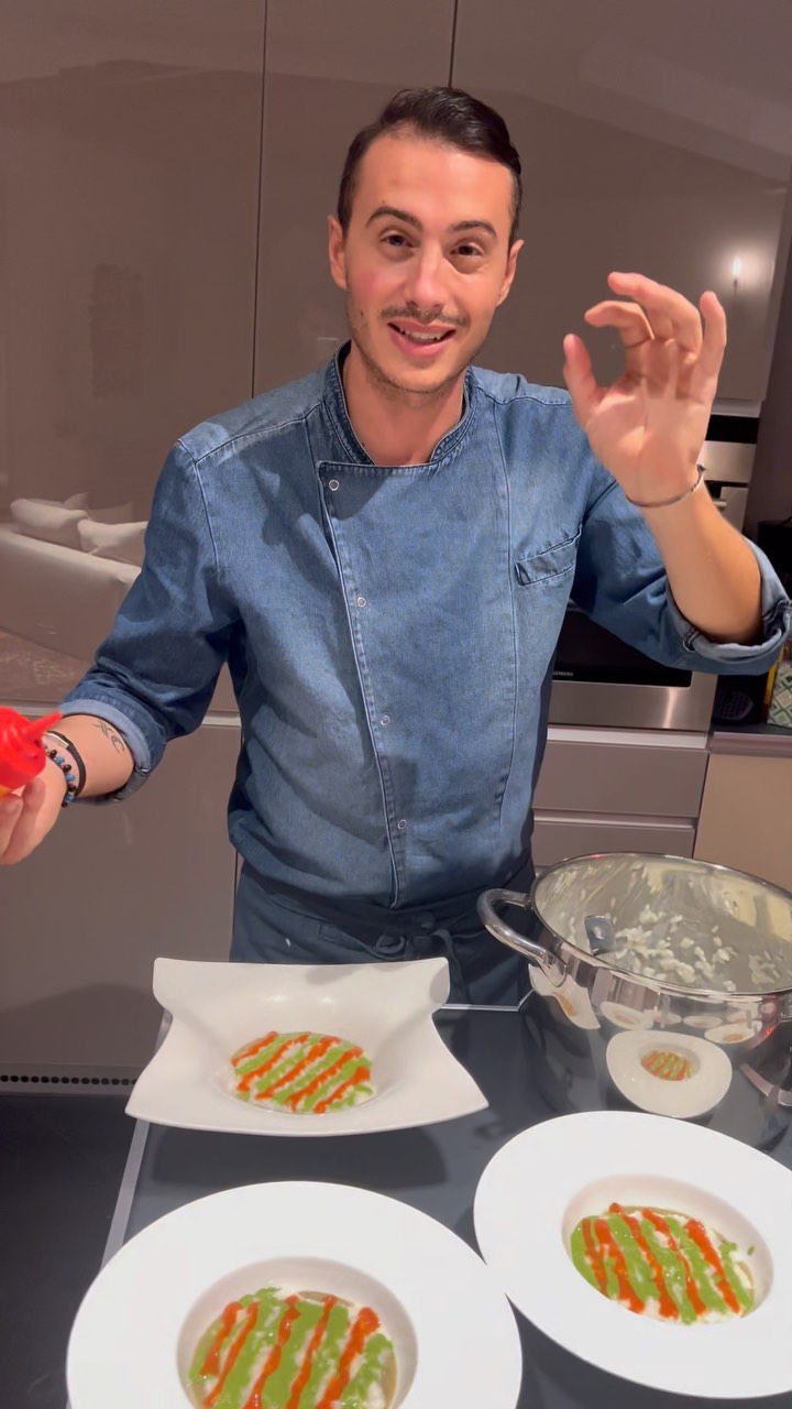 “LA PARMIGIANA DI MELANZANE IN UN RISOTTO”
Uno dei nostri piatti forti del menù vegetariano direttamente a casa tua.
Alla base una crema di melanzane,fatta tagliandole a metà e facendole dei tagli perpendicolari,olio sale e pepe e in forno 180 gradi per 35 minuti.
Con un cucchiaio togliere la polpa ,frullarla con del basilico e olio a filo e se serve correggere di sapore,filtrare con un colino e tenere da parte.(al momento del servizio tenere in caldo).
Il brodo per cuocere il riso viene fatto mettendo sottovuoto le croste di parmigiano in acqua e portato il tutto a 65 gradi per 3 ore:si avrà un acqua di parmigiano molto intensa che poi andremo a filtrare e sarà pronta.
Le salse sopra sono:
Datterino cotto in forno per 25 minuti a 160 gradi con olio,sale,pepe,basilico e zucchero a velo,frullato filtrato e montato con olio a filo e un pizzico di xantana.
“Pesto” leggero al basilico fatto semplicemente con basilico,pinoli,un cucchiaio di parmigiano,sale,pepe e ghiaccio.
Il riso viene mantecato con un parmigiano 30 mesi e burro d alpeggio.
Buon appetito 😋con la bandiera italiana 🇮🇹
~
~
~
#risottolover #luxurycatering #lanerodiseppia #chefadomicilio #parmigianadimelanzane #parmigiana #chefsplating #chefsalert #chefsexcellentplates #chefselection #gourmetexperience #areagourmet #finediningfood #primipiatti #ricettadelgiorno