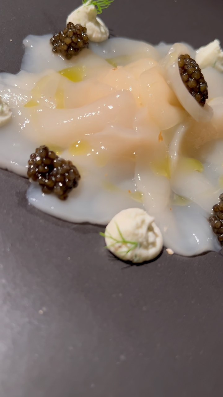 “CARPACCIO DI CAPASANTA,CAPRINO AL FINOCCHIETTO,CAVIALE”
~
~
~
#capasanta #caviale #chefadomicilio #luxurycatering #gourmetexperience #gourmetzfood #chefsplating #chefstime #chefsalert #chefstyle #chefs_eye #gourmetparadise #finedininglovers #luxurydinner