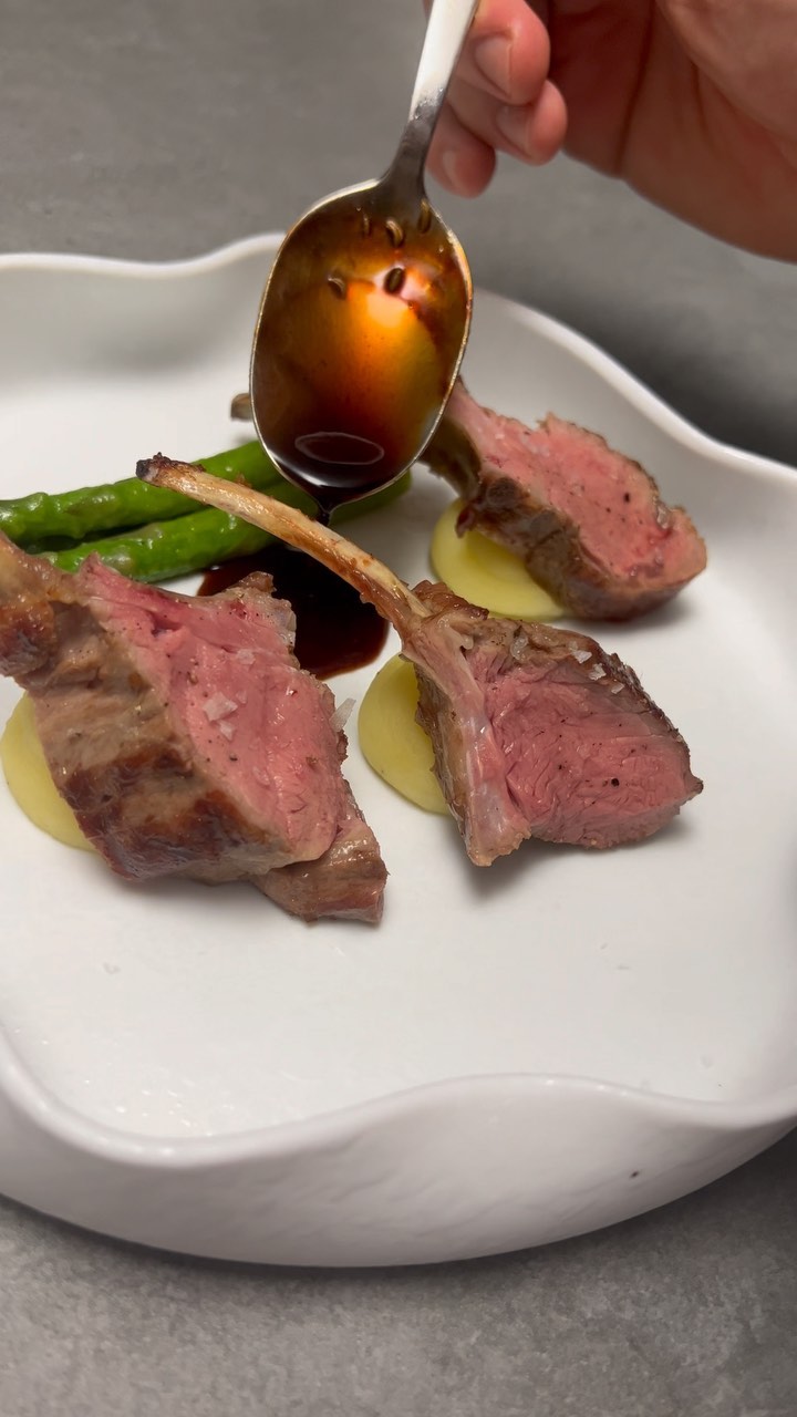 “CARRÉ D AGNELLO“
Agnello cucinato nell ultimo servizio a domicilio,l ho cotto a bassa temperatura sottovuoto a 54 gradi per 4 ore,abbattuto,riposo in frigorifero per almeno 12 ore,poi passato in padella e nappato con burro e aromi e finito sul @biggreeneggit a dare quel tocco di brace e affumicato,una bomba 😋💣
COTTURA:”PANTERA ROSA”
~
~
~
#greenegg #agnello #carré #cotturabassatemperatura #chefathome #chefadomicilio #lanerodiseppia #professionalchefs #chefsplating #luxurycatering #gourmetkitchen #barbecuetime #biggreenegg #biggreeneggrecipes #biggreenegglife #lambchops #chefsexcellentplates