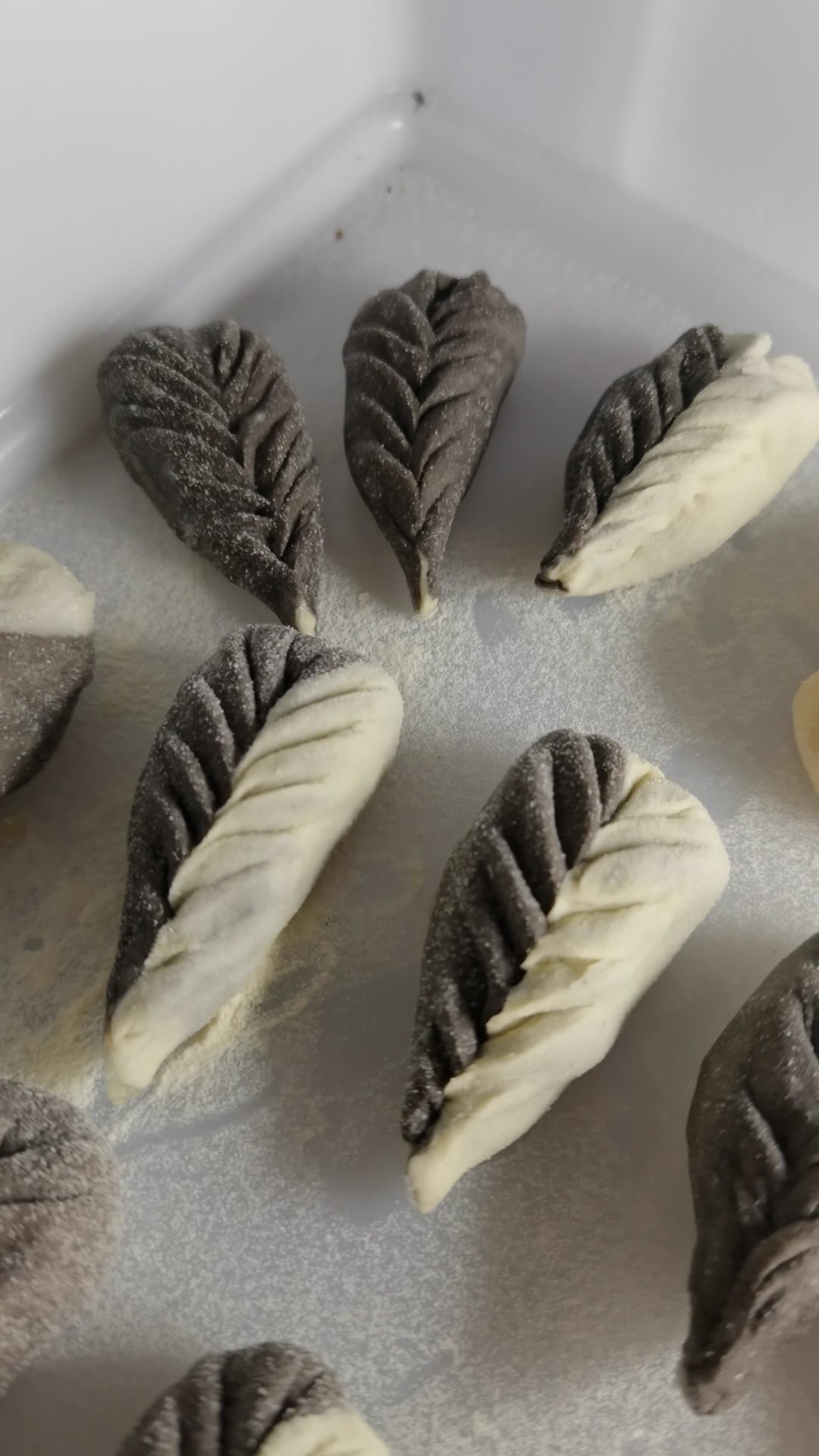 SOLO PASTA FRESCA FATTA A MANO ALLA NERO DI SEPPIA :qui culurgiones sardi al nero di seppia ripieni di baccalà mantecato.
Per la pasta dei culurgiones:
300 gr di farina 00 debole
200 gr di semola rimacinata di grano duro
280 gr di acqua
7g di sale
Impastare tutti gli ingredienti e lasciar riposare in frigo per almeno 4/5 h prima di utilizzarla.
Farcire a piacere e buon appetito 😋
~
~
~
#culurgiones #pastafresca #primipiatti #qualitàitaliana #chefadomicilio #baccalamantecato #baccala #gourmetdinner #dinnerrecipes #ricettafacile #ricettadelgiorno #recipevideo #ricettaitaliana #chefsandfoods